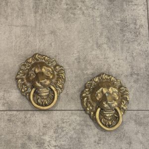 Ref : AD84 - Paire de heurtoirs de porte en bronze doré du XIXe siècle représentant une tête de lion.