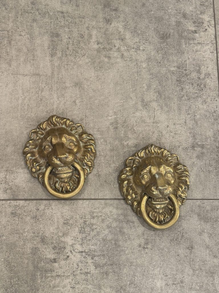Ref : AD84 - Paire de heurtoirs de porte en bronze doré du XIXe siècle représentant une tête de lion.