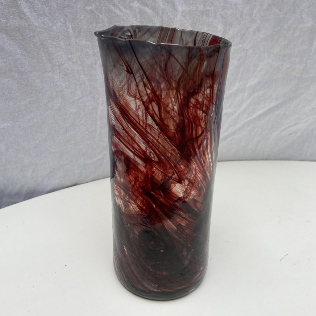 Ref : V347 - Vase rouleau rouge et bleuté - Serge Mansau pour Murano