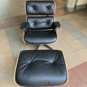 MC826 - ﻿Charles Eames - Lounge chair et son ottoman cuir noir et palissandre - circa 2011