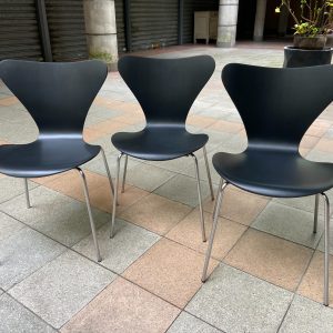 MC833 - Set de 3 chaises modèle "3107" dites"série 7" - Arne Jacobsen