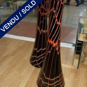 Une paire de vases noir et rouge en verre de Murano - VENDU