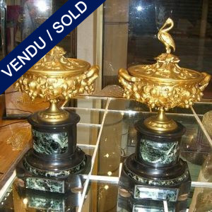 Paire de pots couverts bronze et marbre - VENDU
