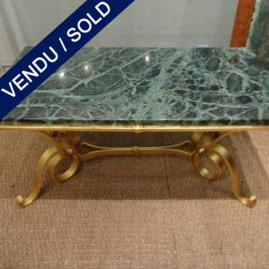 Ref : MT949  - Table basse fer forgé doré et marbre - VENDU